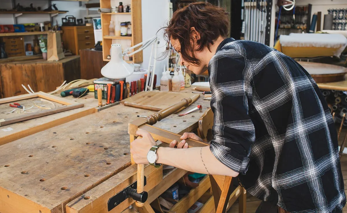Pernilla i arbete vid en workbench i trä